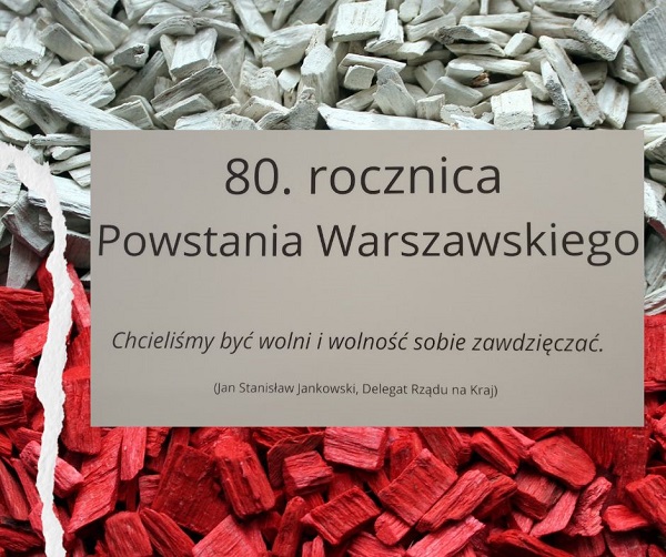 Na tle muru z biało czerwonych cegieł tekst o powstaniu warszawskim.,